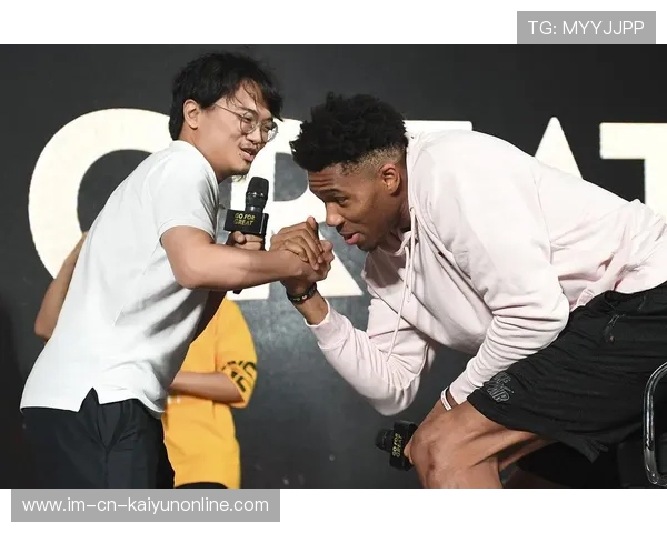 字母哥比赛后亲自为球迷签名耐心又亲切