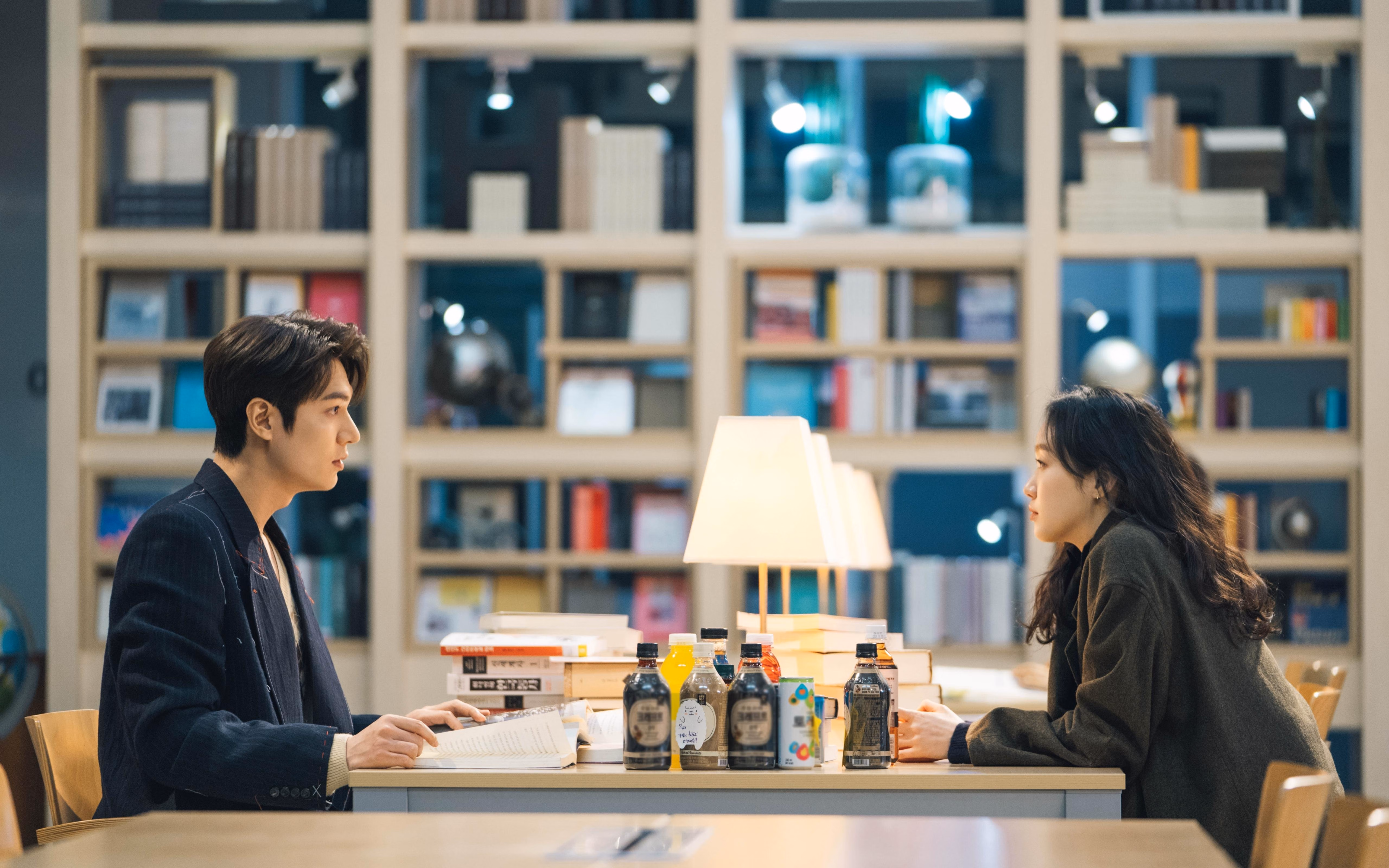 里昂保持高位站位压缩对方进攻空间，里昂战术